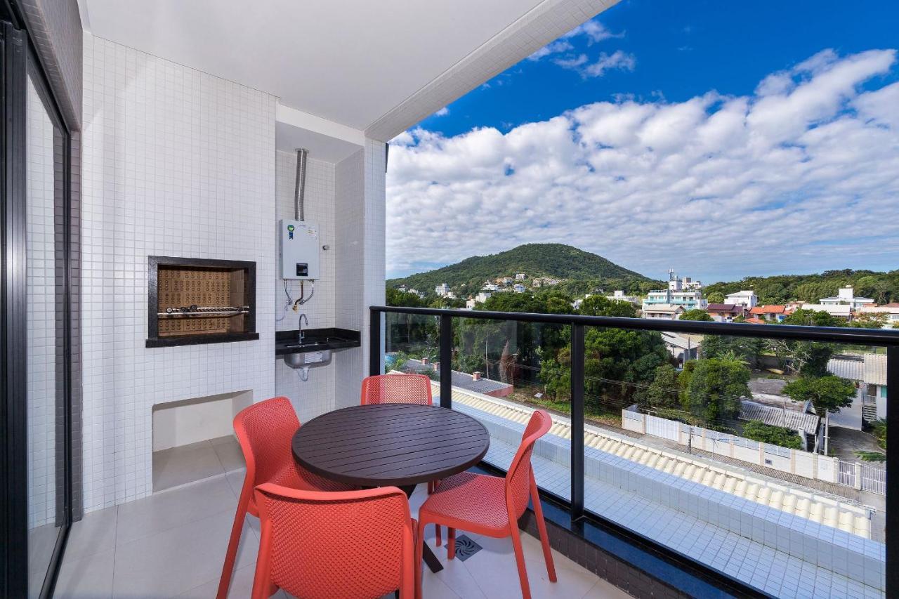 Adra 301: Beachfront Apartment with Rooftop Pool in Bombinhas Center Exterior photo