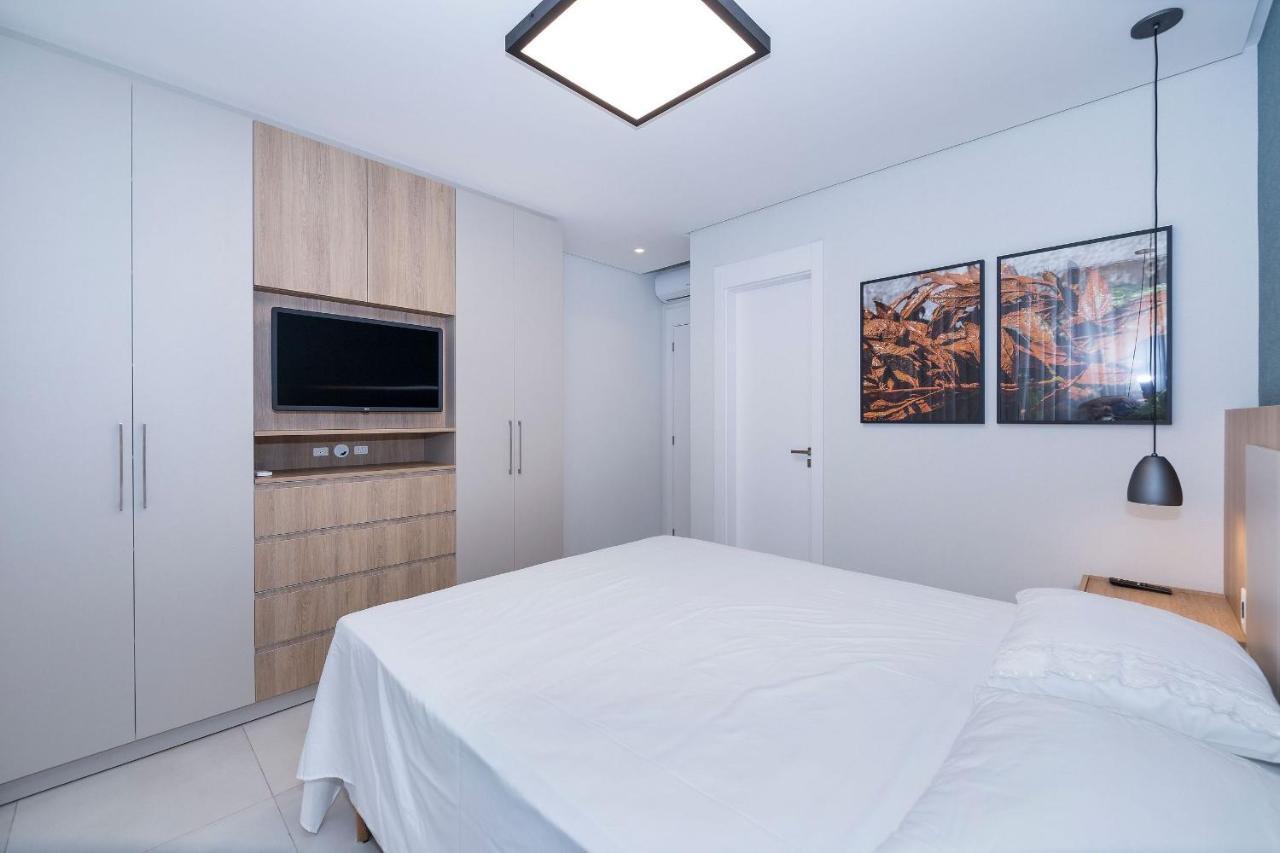 Adra 301: Beachfront Apartment with Rooftop Pool in Bombinhas Center Exterior photo