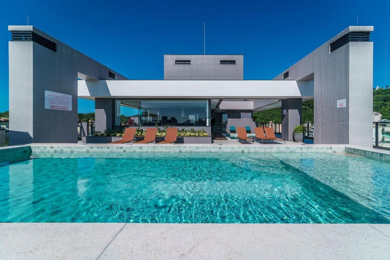 Adra 301: Beachfront Apartment with Rooftop Pool in Bombinhas Center Exterior photo