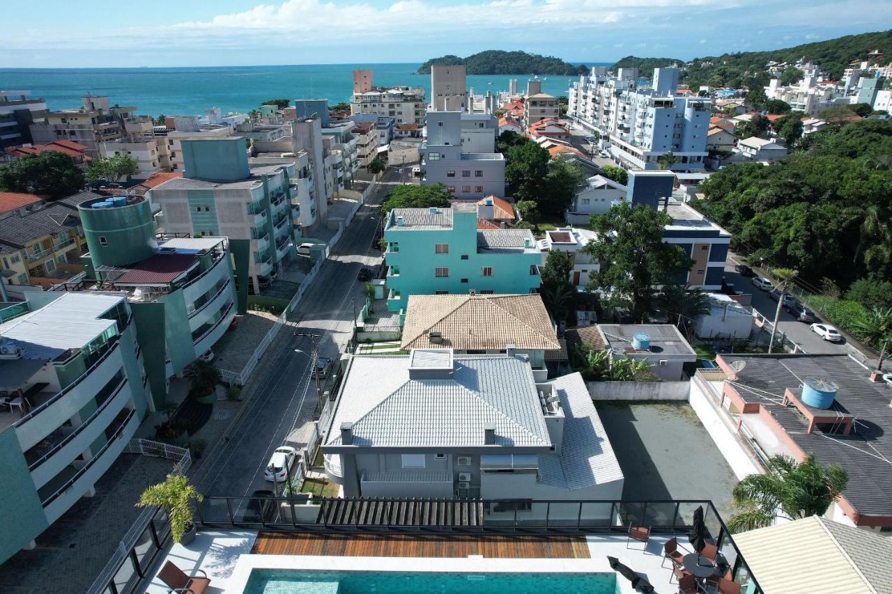 Adra 301: Beachfront Apartment with Rooftop Pool in Bombinhas Center Exterior photo