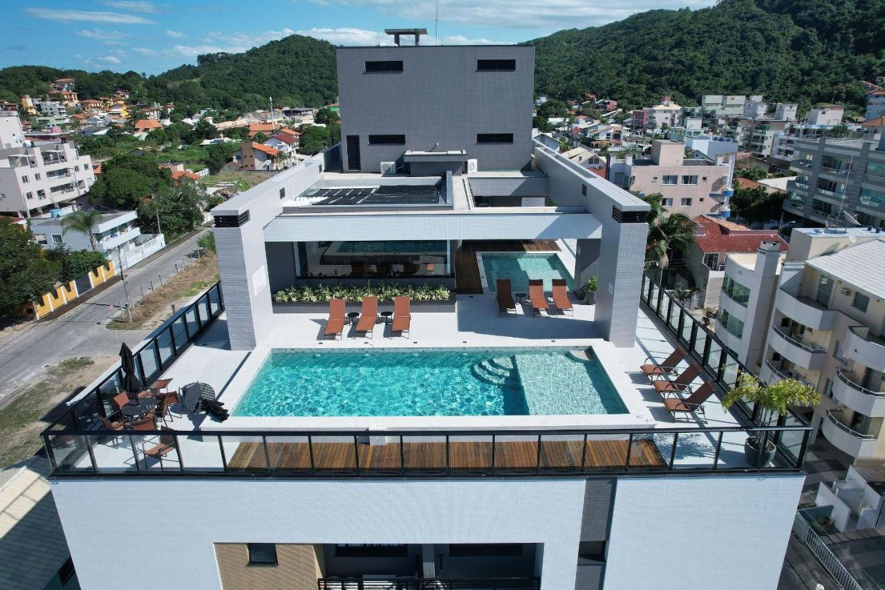 Adra 301: Beachfront Apartment with Rooftop Pool in Bombinhas Center Exterior photo